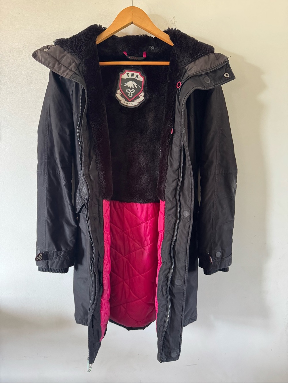Aritzia TNA Raven Parka Women’s Small Black Hooded Winter Coat Pink Lining